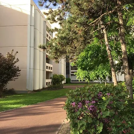Chezclervie City, Close To Paris La Defense U Arena